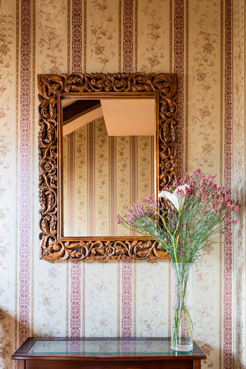 Detalle decorativo con espejo y flores