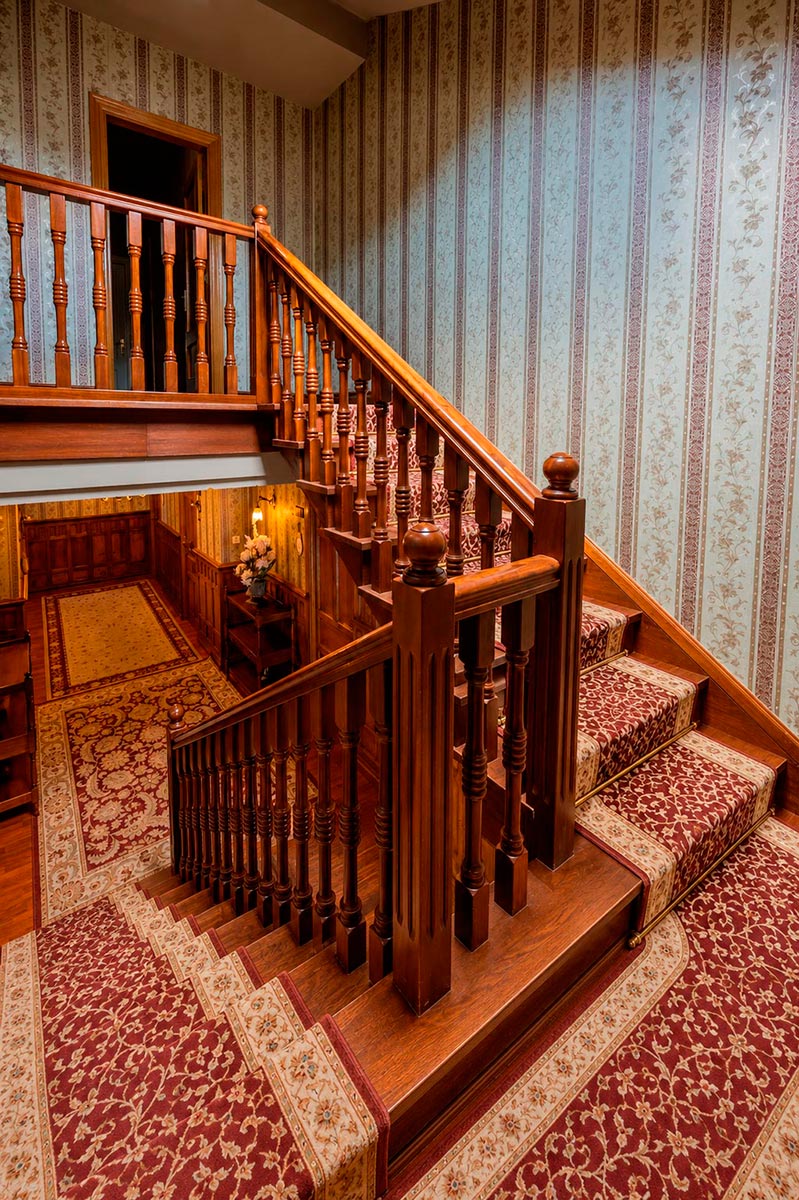 Escalera principal de Casona Naviega
